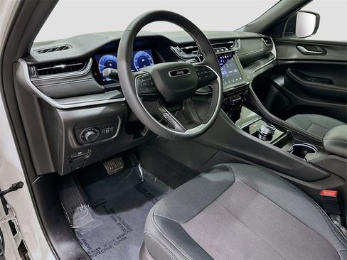 Used 2024 Jeep Grand Cherokee Laredo X image 9