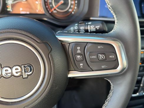 Used 2025 Jeep Wrangler Unlimited Sahara AWD/4WD image 21