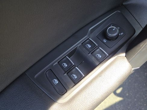 Used 2018 Volkswagen Tiguan SEL AWD/4WD image 33