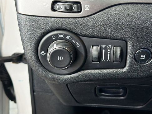 Used 2020 Jeep Cherokee Limited AWD/4WD image 13