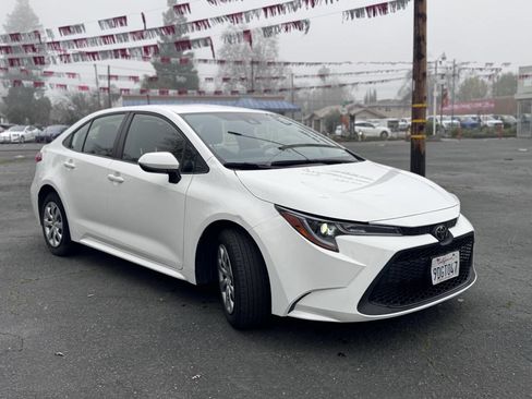 Used 2022 Toyota Corolla LE image 3