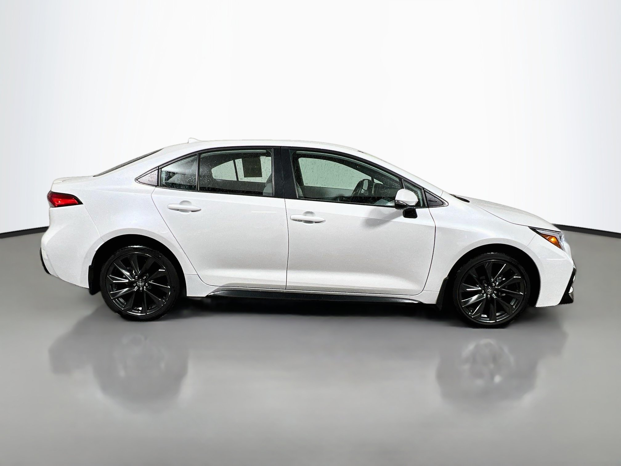 Used 2024 Toyota Corolla SE FWD image 3