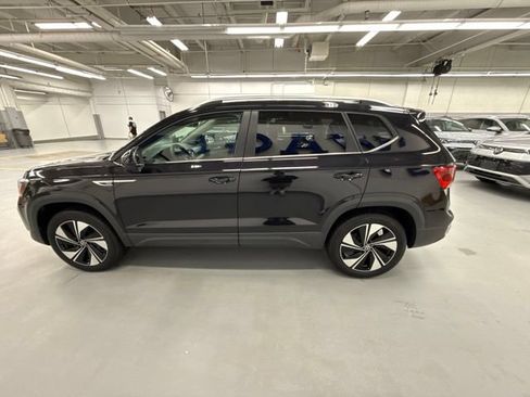 Used 2024 Volkswagen Taos SE w/ Panoramic Sunroof Package AWD/4WD image 2