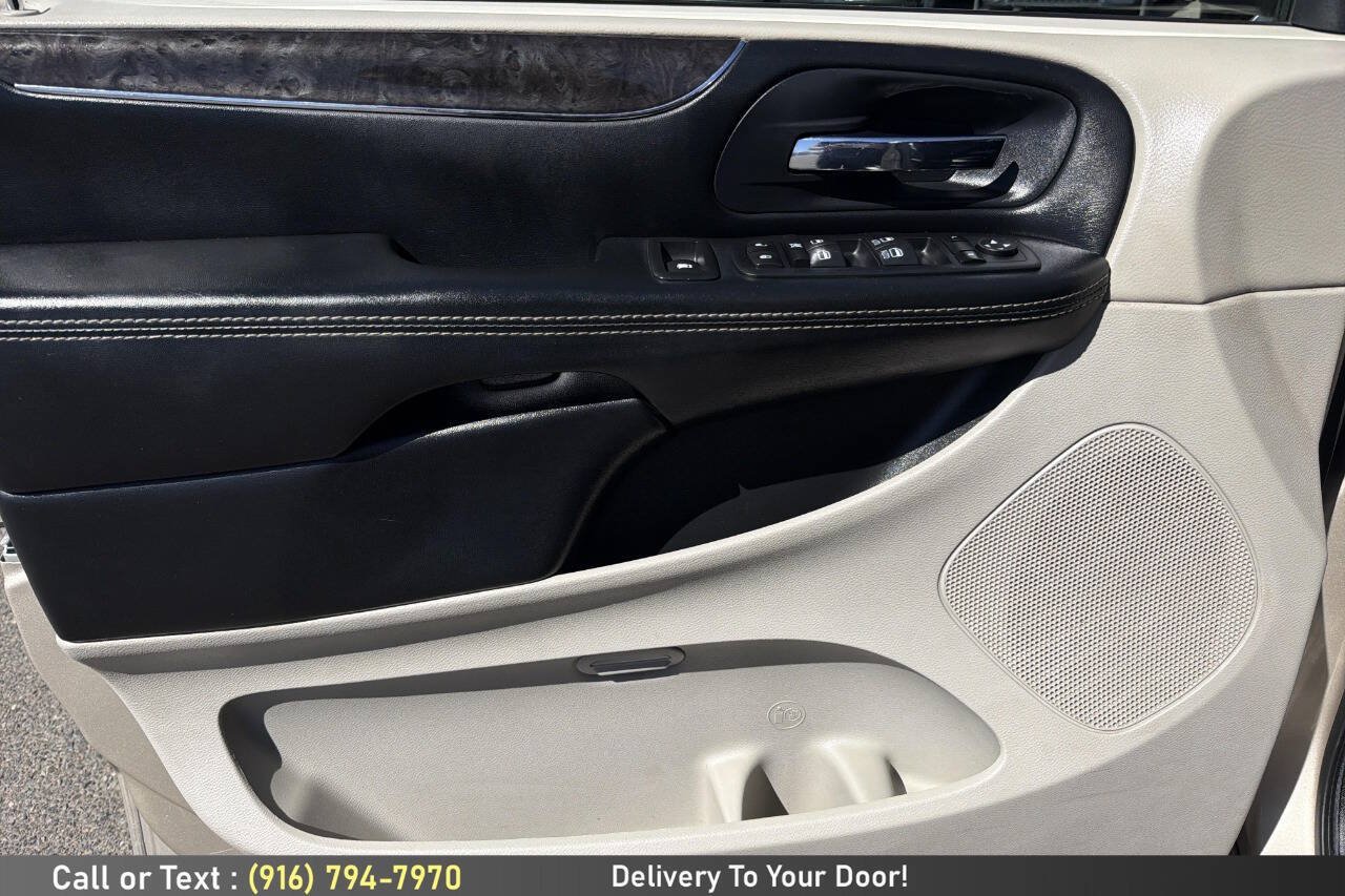 Used 2016 Chrysler Town & Country Touring w/ Driver Convenience Group FWD image 18