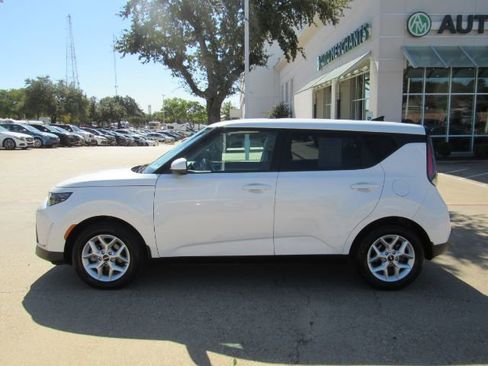 Used 2023 Kia Soul LX w/ LX Technology Package image 10