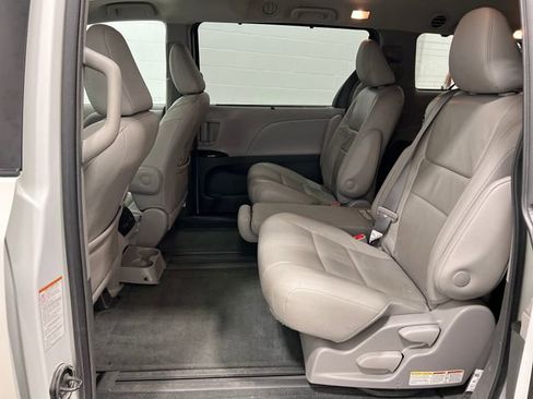 Used 2018 Toyota Sienna XLE w/ XLE Navigation Package image 18