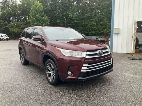 Used 2017 Toyota Highlander Plus FWD image 3