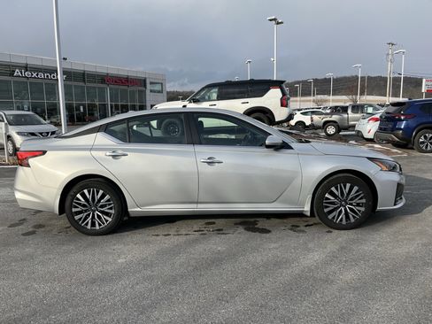 Used 2024 Nissan Altima 2.5 SV w/ SV Premium Package image 2