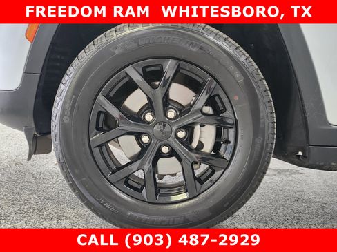 Used 2025 Jeep Grand Cherokee Altitude AWD/4WD image 7