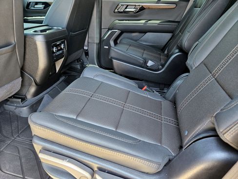 Used 2025 Chevrolet Tahoe High Country AWD/4WD image 21