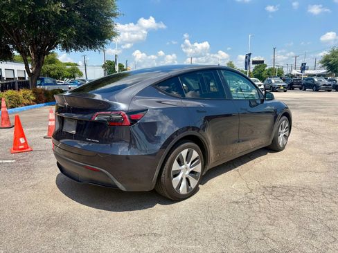 Used 2024 Tesla Model Y Long Range AWD/4WD image 3