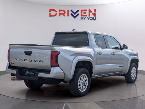 Used 2025 Toyota Tacoma SR5 image 5