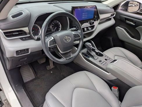 Used 2023 Toyota Highlander XLE AWD/4WD image 13