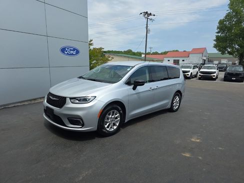 Used 2024 Chrysler Pacifica Touring-L FWD image 2