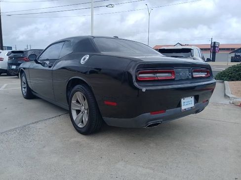 Used 2016 Dodge Challenger SXT RWD image 7