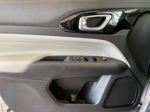 Used 2025 Jeep Compass Limited image 18