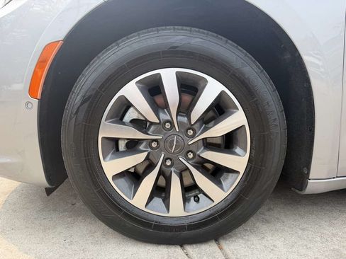 Used 2021 Chrysler Pacifica Touring-L FWD image 9
