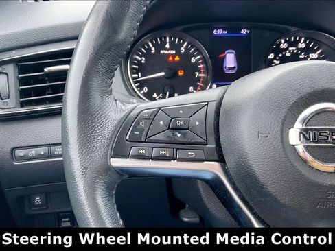 Used 2018 Nissan Rogue SV image 19