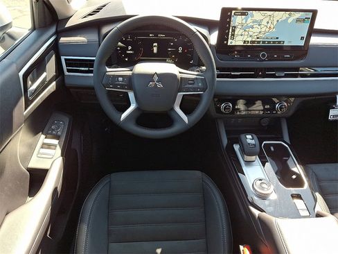 New 2025 Mitsubishi Outlander SE image 7