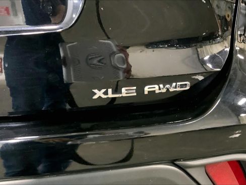 Used 2022 Toyota Highlander XLE AWD/4WD image 10