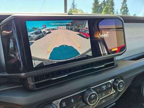 Used 2024 Jeep Wrangler Unlimited Sahara AWD/4WD image 34