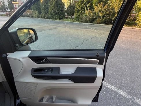 Used 2014 Volkswagen Routan SE image 16