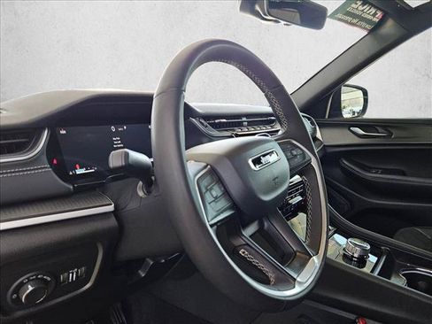 Used 2025 Jeep Grand Cherokee Altitude RWD image 9