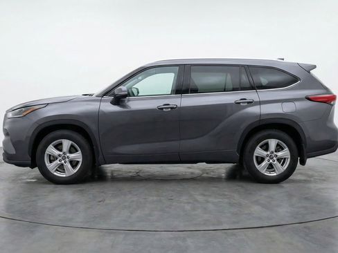 Used 2025 Toyota Highlander LE image 5