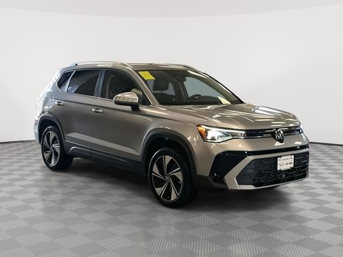 Used 2025 Volkswagen Taos SE AWD/4WD image 3