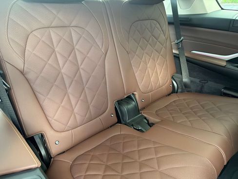 Used 2024 BMW X7 xDrive40i w/ Premium Package AWD/4WD image 13
