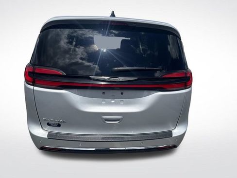 Used 2024 Chrysler Pacifica Touring-L FWD image 4