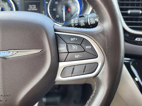 Used 2017 Chrysler Pacifica Touring-L image 27