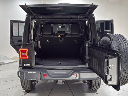 Used 2018 Jeep Wrangler Unlimited Sahara image 16