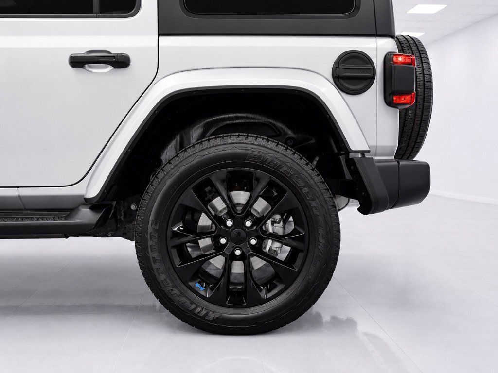 Used 2023 Jeep Wrangler Unlimited Sahara AWD/4WD image 11