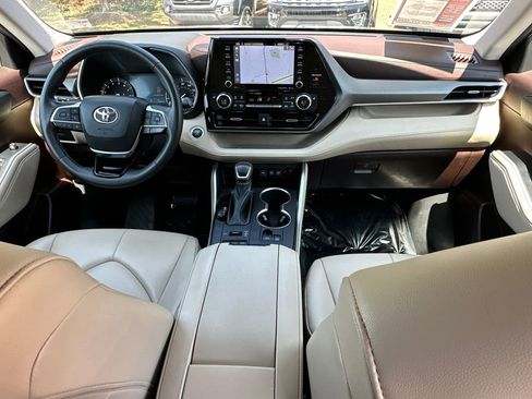 Used 2021 Toyota Highlander XLE image 19