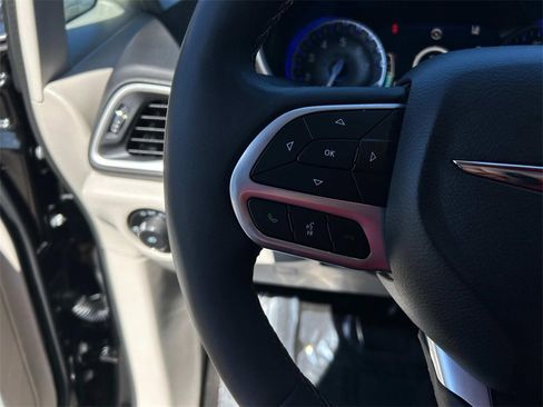 Used 2024 Chrysler Pacifica Touring-L image 29