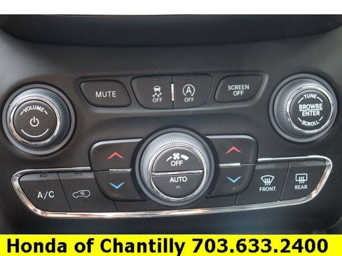 Used 2022 Jeep Cherokee Limited image 11