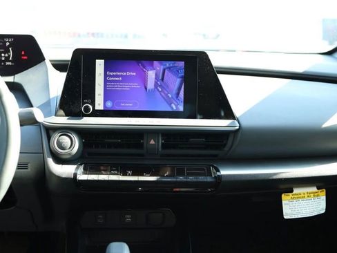 Used 2025 Toyota Prius LE image 32