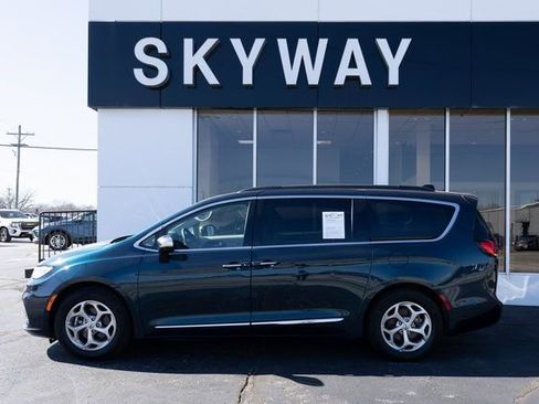 Used 2023 Chrysler Pacifica Limited image 2