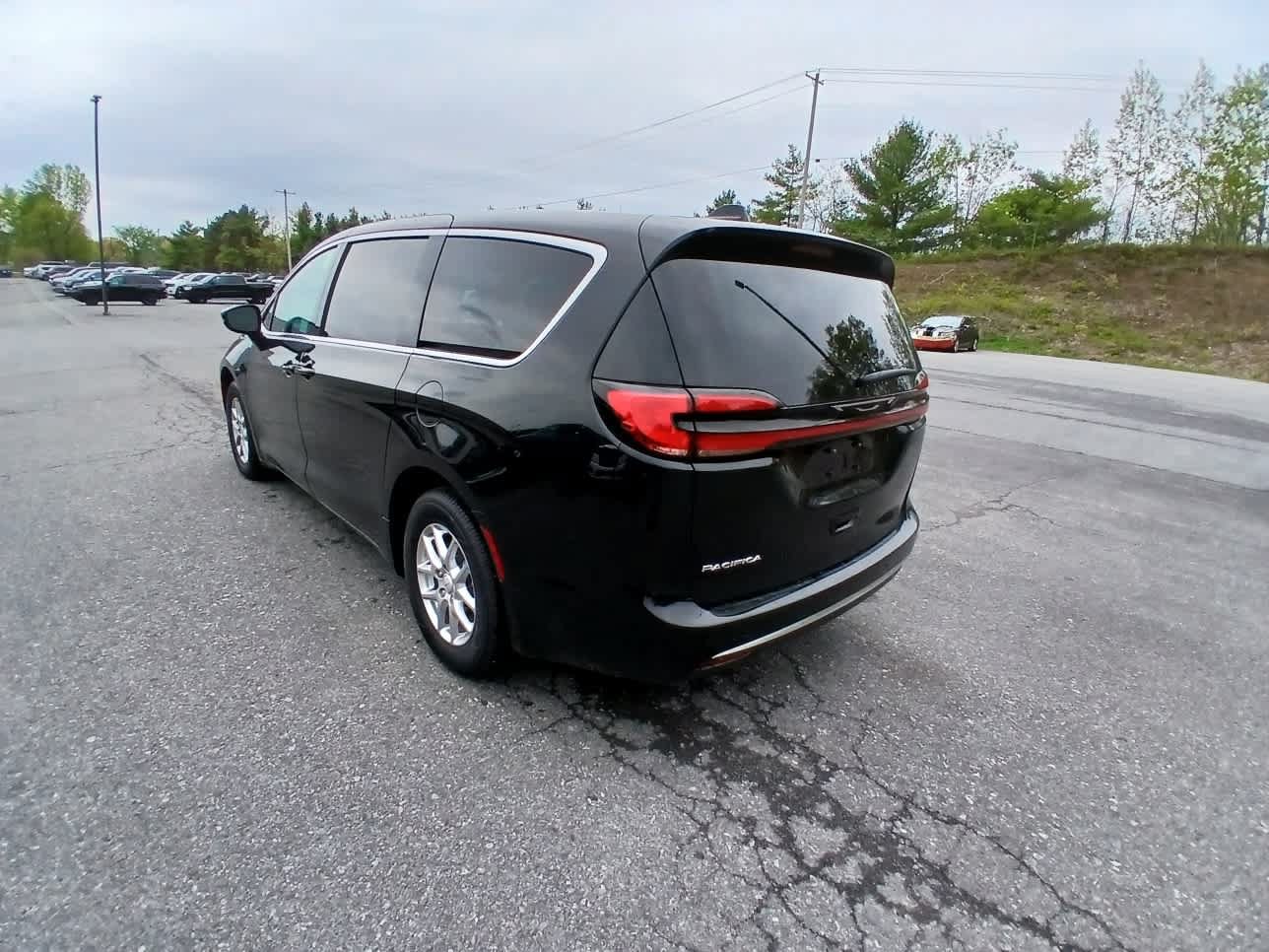 New 2027 Chrysler Pacifica Select FWD image 8