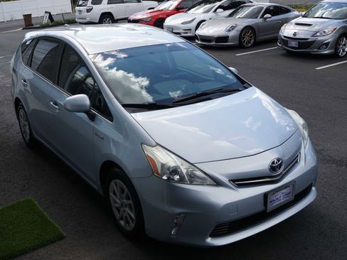 Used 2014 Toyota Prius V Three image 9