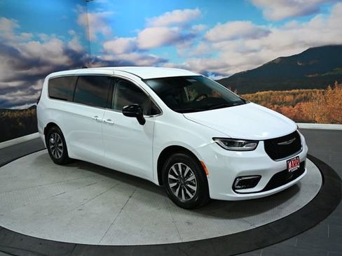 Used 2024 Chrysler Pacifica Limited FWD image 2