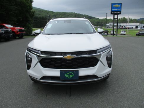 Used 2025 Chevrolet Trax LT w/ Driver Confidence Package FWD image 2