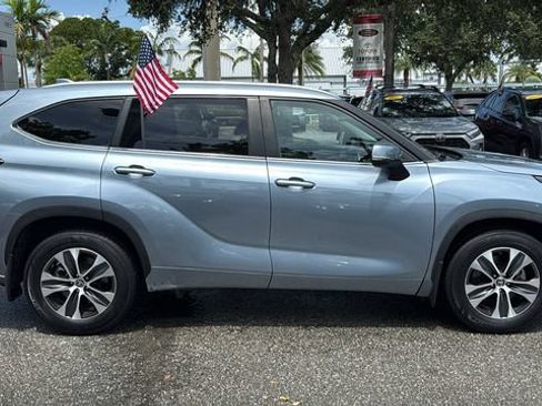 Used 2023 Toyota Highlander XLE FWD image 11