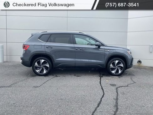 Used 2024 Volkswagen Taos SE image 5