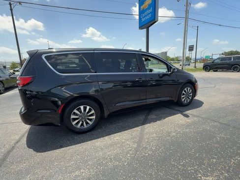 Used 2023 Chrysler Pacifica Touring-L FWD image 8