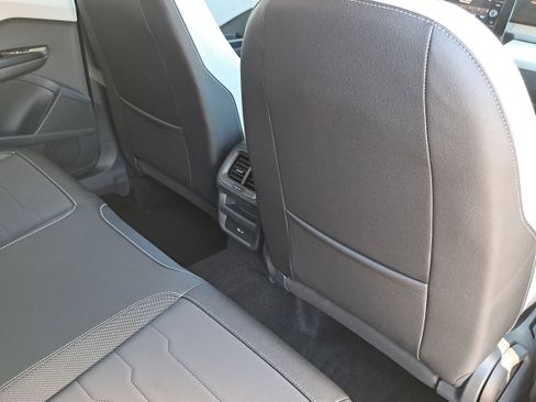 Certified 2025 Volkswagen Taos SE image 11