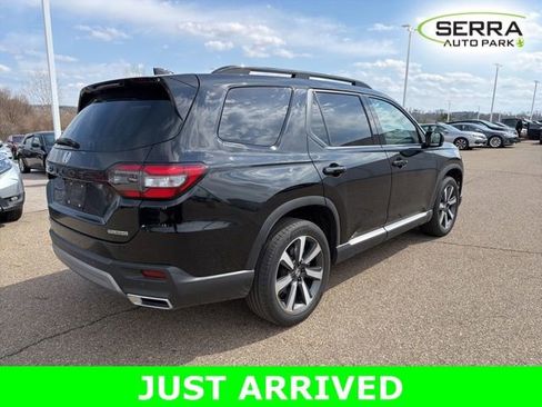 Certified 2024 Honda Pilot Touring image 3