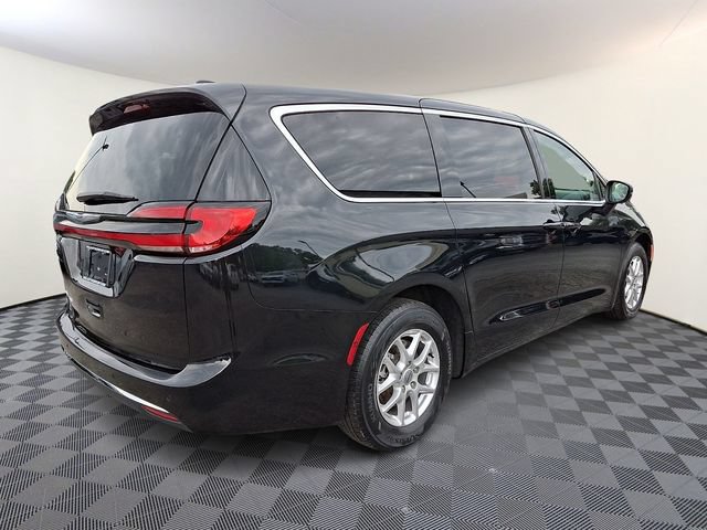 Used 2023 Chrysler Pacifica Touring-L FWD image 6
