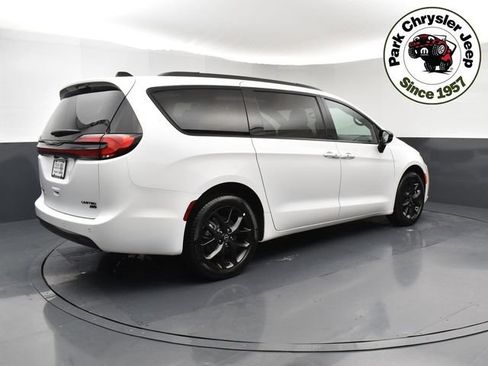 Used 2026 Chrysler Pacifica Limited w/ S Appearance Package AWD/4WD image 6